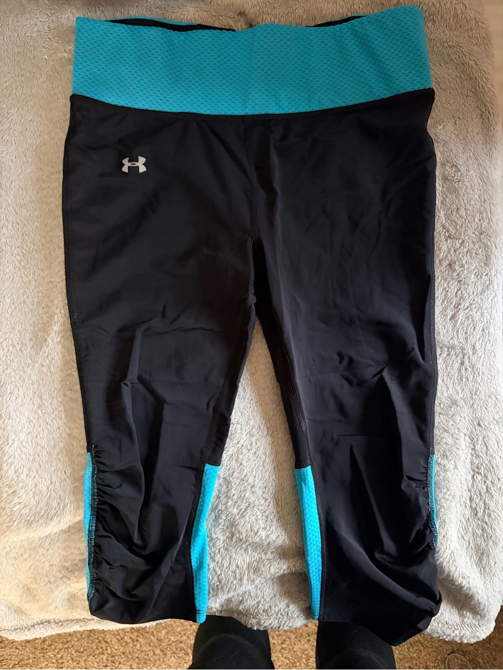 Under Armour HeatGear Compression Capri Leggings Black Teal Ruched